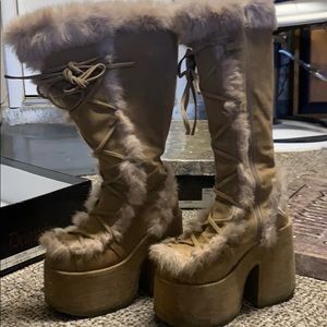 Woman’s boots with fur